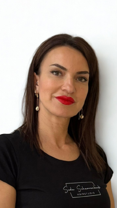 Porträt von Derya Yildiz, Empfangsmitarbeiterin mit glatten dunklen Haaren